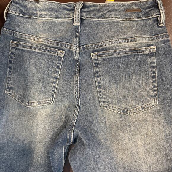 Carve Designs Women's Size 4 Medium Wash Mid-Rise Straight Leg Jeans - Picture 3 of 10